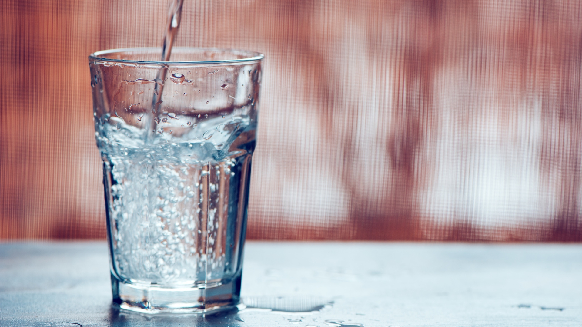 apă minerală, plată sau alcalină